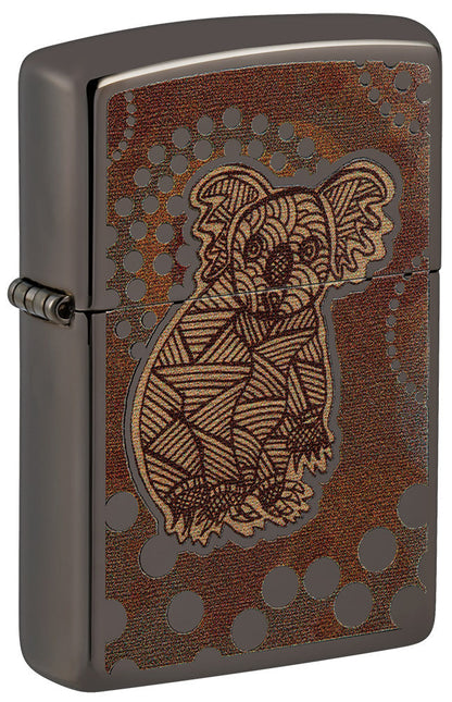 Encendedor Zippo vista frontal ¾ de ángulo Black Ice® con ilustración coloreada de un koala al estilo del arte aborigen.