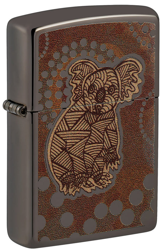 Encendedor Zippo vista frontal ¾ de ángulo Black Ice® con ilustración coloreada de un koala al estilo del arte aborigen.