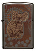 Encendedor Zippo vista frontal Black Ice® con ilustración coloreada de un koala al estilo del arte aborigen.