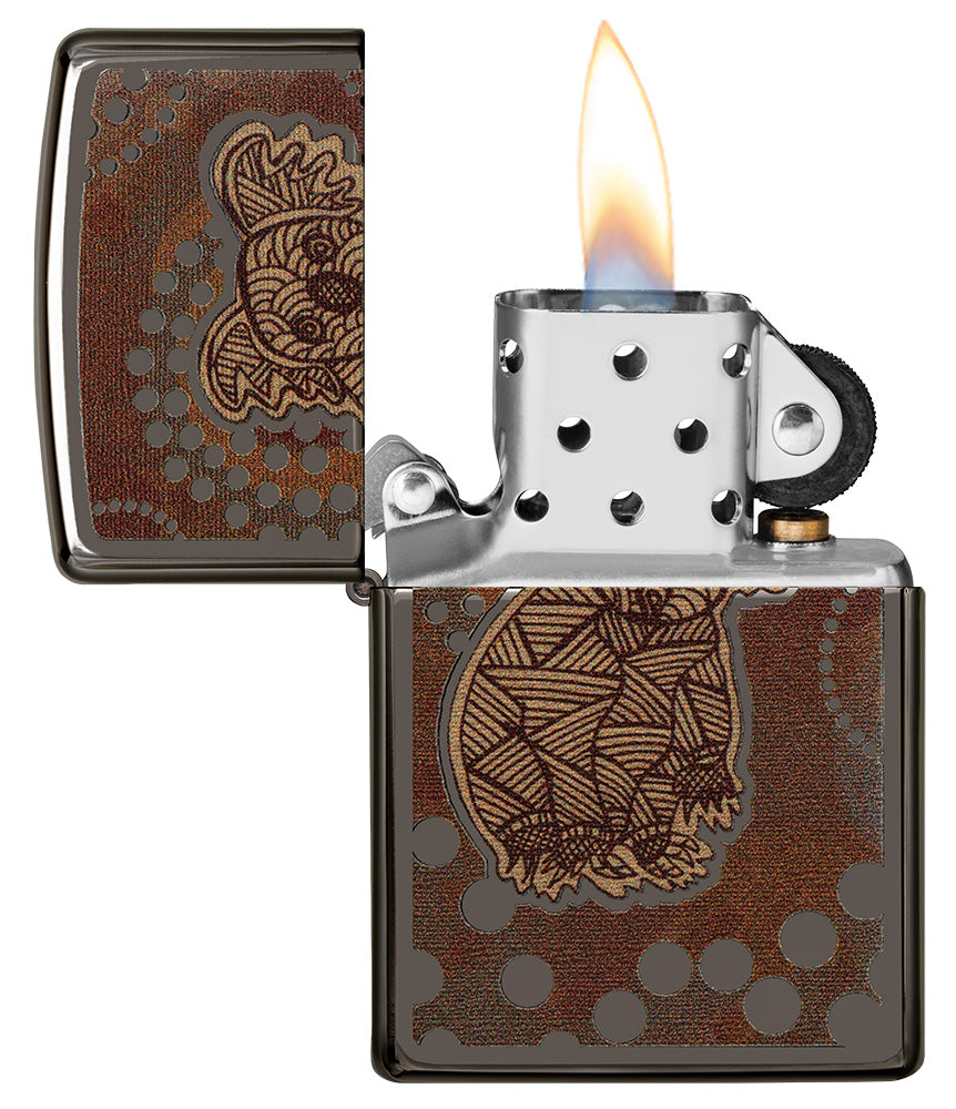 Vista frontal del encendedor Zippo Black Ice® abierto y encendido con la imagen coloreada de un koala al estilo del arte aborigen.
