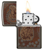 Vista frontal del encendedor Zippo Black Ice® abierto y encendido con la imagen coloreada de un koala al estilo del arte aborigen.