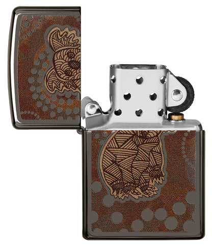 Encendedor Zippo vista frontal Black Ice® abierto con ilustración coloreada de un koala al estilo del arte aborigen.