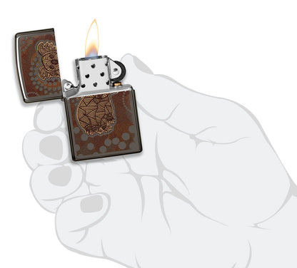 Encendedor Zippo vista frontal Black Ice® abierto y encendido con imagen coloreada de un koala al estilo del arte aborigen en mano estilizada.