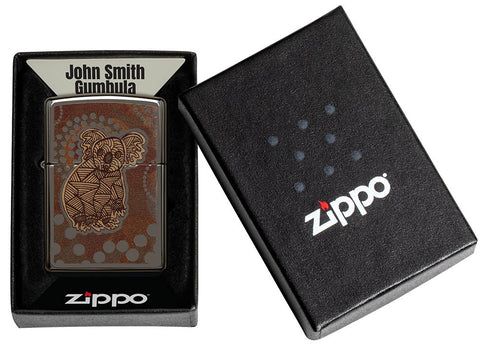 Encendedor Zippo vista frontal Black Ice® con ilustración coloreada de un koala al estilo del arte aborigen en caja abierta John Smith Gumbula.