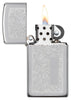 Vue de face briquet Zippo Slim Chrome motif de fleurs vénitiennes et plaque à graver, ouvert avec flamme