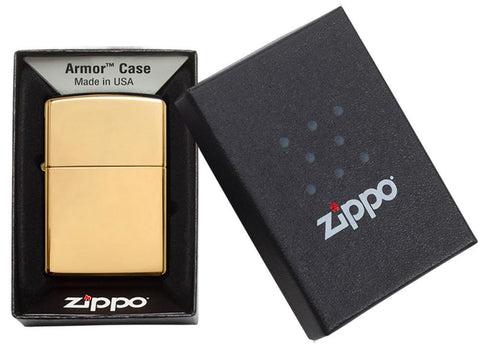 Vue de face 3/4 briquet Zippo Armor High Polish Brass modèle de base, dans une boîte cadeau ouverte