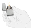 Réplica del encendedor Zippo 1935 vista frontal abierta y encendida en aspecto de cromo cepillado en mano estilizada