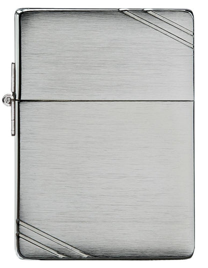Réplica de encendedor Zippo 1935 vista frontal en aspecto de cromo cepillado con barras grabadas en las esquinas opuestas.