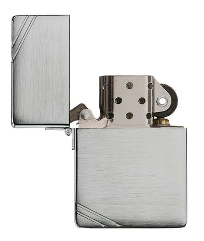 Réplica de encendedor Zippo 1935 vista frontal abierta en aspecto de cromo cepillado con barras grabadas en las esquinas opuestas.