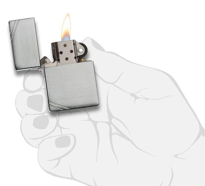 Réplica del encendedor Zippo 1935 vista frontal abierta y encendida en aspecto de cromo cepillado con barras grabadas en las esquinas opuestas en mano estilizada.