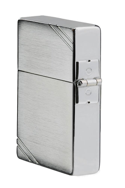 Réplica de encendedor Zippo 1935 Vista lateral en aspecto de cromo cepillado con barras grabadas en las esquinas opuestas