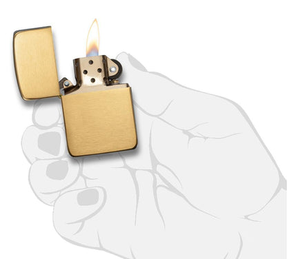 Réplica del encendedor Zippo 1941 vista frontal abierta y encendida en latón cepillado en oro en mano estilizada