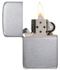 Réplica de encendedor Zippo 1941 vista frontal abierta y encendida en óptica de cromo cepillado