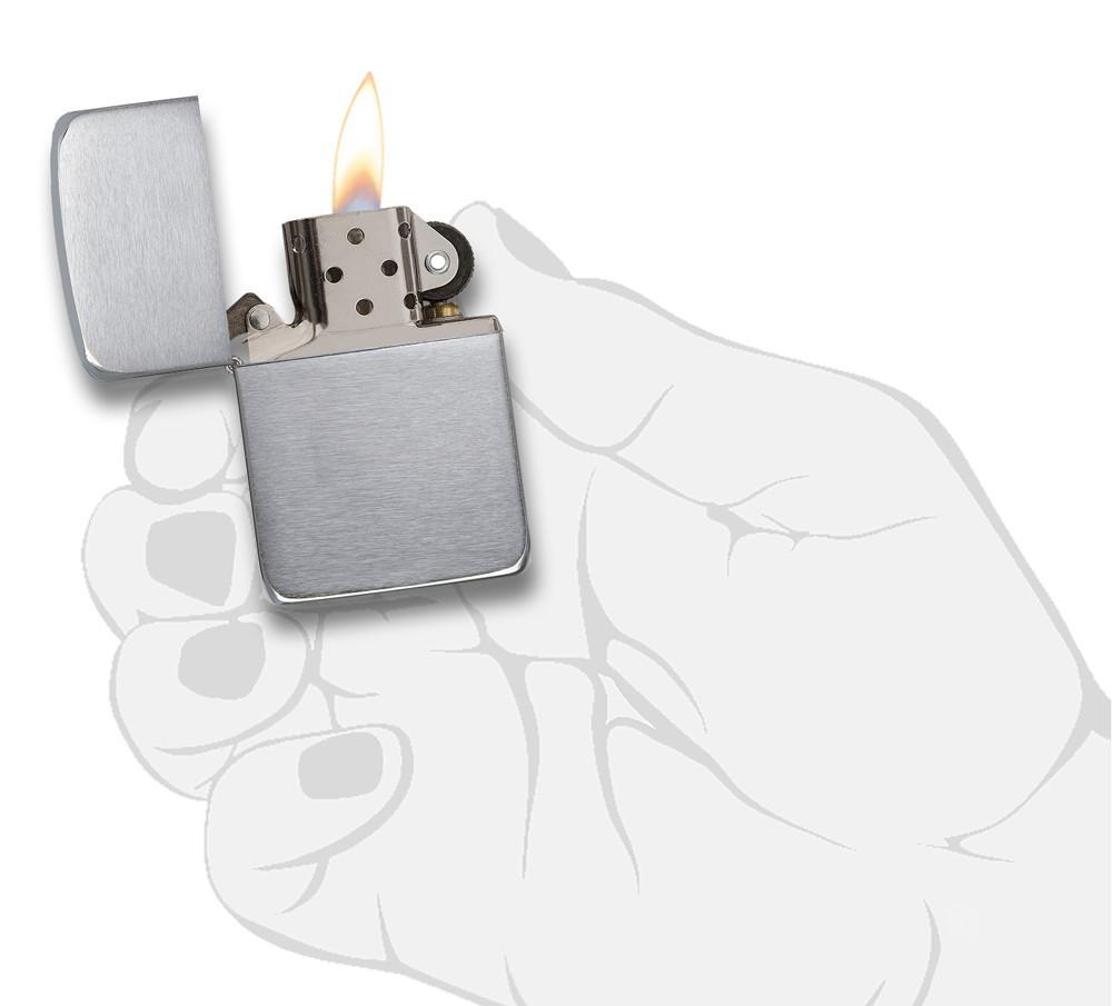 Réplica del encendedor Zippo 1941 vista frontal abierta y encendida en aspecto de cromo cepillado en mano estilizada