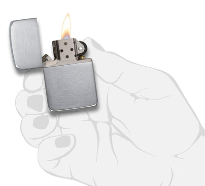 Réplica del encendedor Zippo 1941 vista frontal abierta y encendida en aspecto de cromo cepillado en mano estilizada