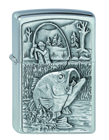 Vue de face 3/4 briquet Zippo emblème scène de pêche avec poisson au premier plan