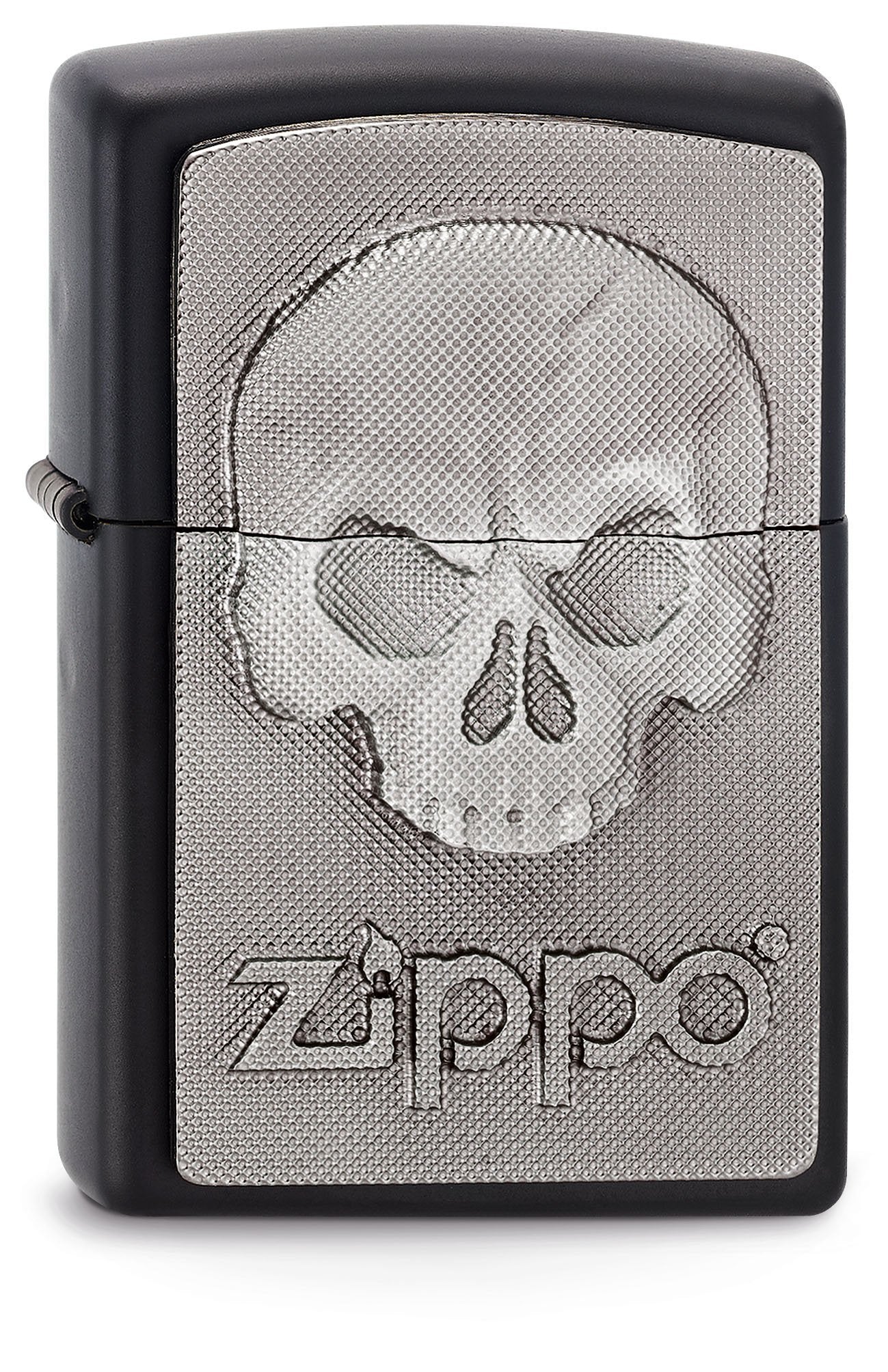 Vue de face 3/4 briquet Zippo chromé emblème tête de mort sans mâchoire inférieure et logo Zippo en dessous