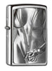 Vue de face 3/4 briquet Zippo chromé torse de femme avec combinaison ouverte