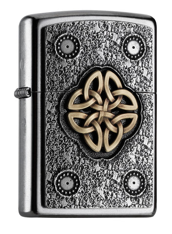 Vue de face 3/4 briquet Zippo chromé emblème nœud celtique doré au milieu