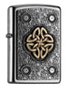 Vue de face 3/4 briquet Zippo chromé emblème nœud celtique doré au milieu