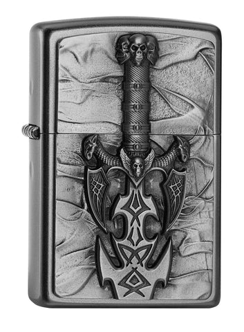 Vue de face 3/4 briquet Zippo avec emblème épée gothique