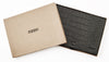 Coffret de collection fermé noir avec marque Zippo dans une boîte cadeau ouverte