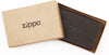 Vue de face porte-cartes de visite fermé avec le logo Zippo dans un emballage cadeau