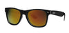 Vista frontal 3/4 de las gafas de sol Zippo negras con lentes naranjas