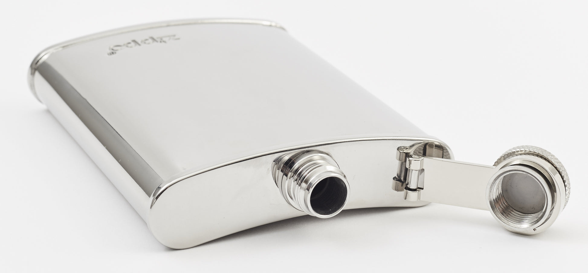 Flasque Zippo en acier inoxydable avec logo Zippo dans le coin inférieur droit, avec bouchon dévissé