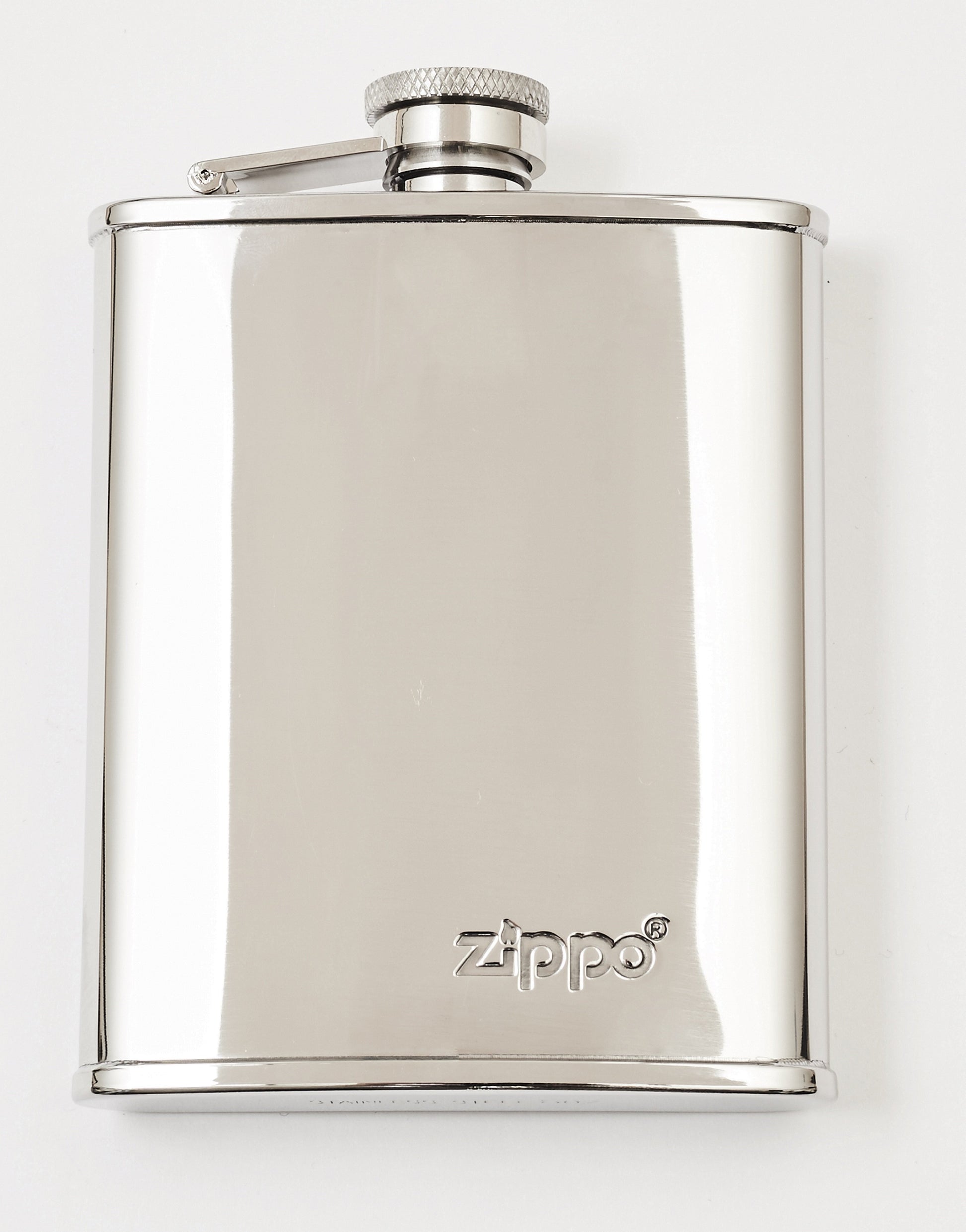 Vue de face flasque Zippo en acier inoxydable avec logo Zippo dans le coin inférieur droit