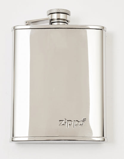 Vue de face flasque Zippo en acier inoxydable avec logo Zippo dans le coin inférieur droit