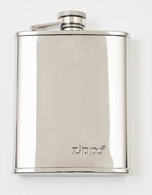 Vue de face flasque Zippo en acier inoxydable avec logo Zippo dans le coin inférieur droit
