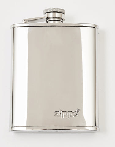 Vue de face flasque Zippo en acier inoxydable avec logo Zippo dans le coin inférieur droit