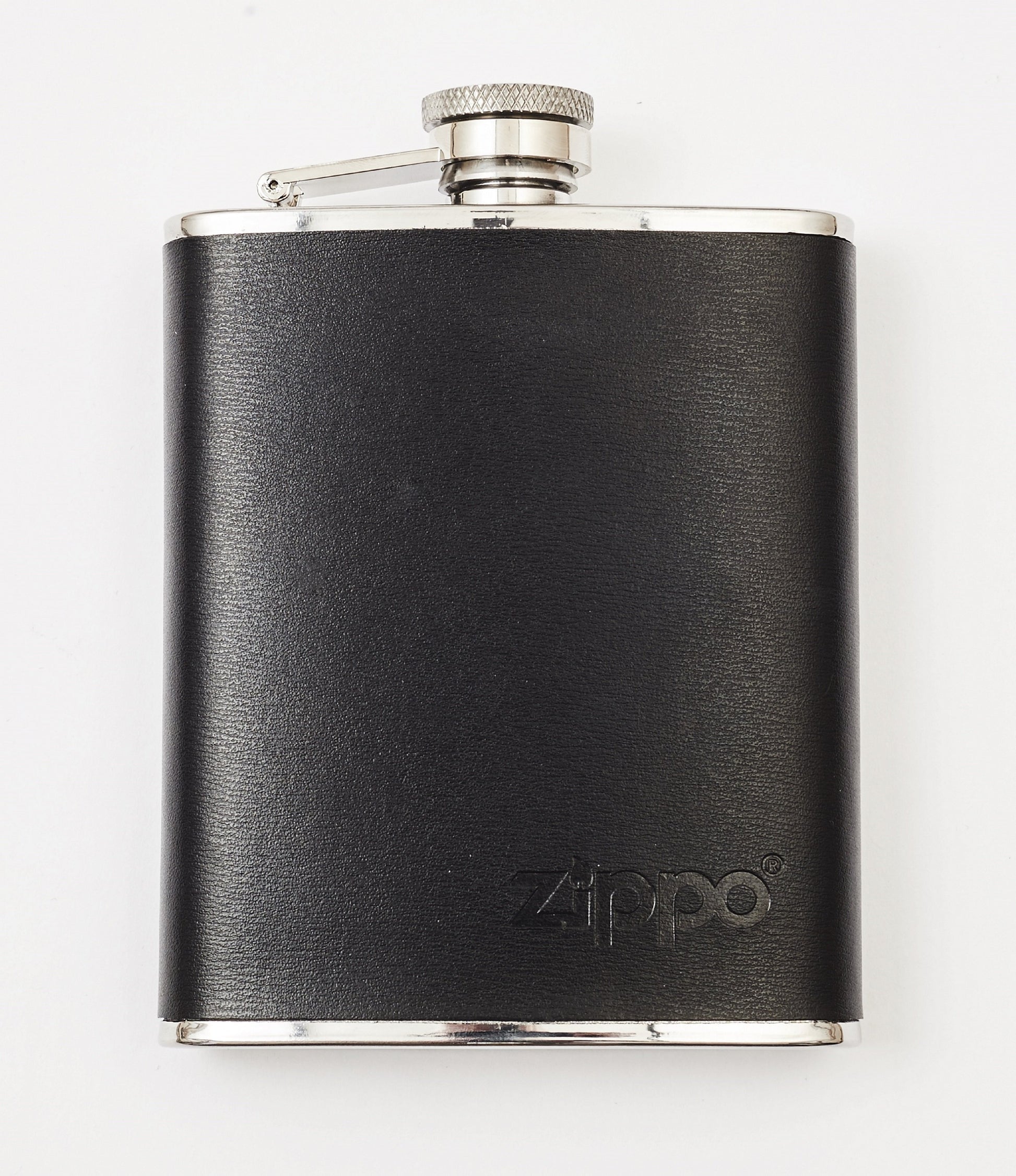 Vue de face flasque Zippo en acier inoxydable avec étui en cuir noir et logo Zippo