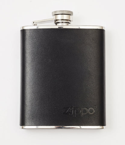 Vue de face flasque Zippo en acier inoxydable avec étui en cuir noir et logo Zippo