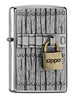 Vue de face 3/4 briquet Zippo Chrome Brushed avec emblème serrure et petit logo Zippo