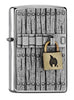 Vue de face 3/4 briquet Zippo Chrome Brushed avec emblème serrure et petite flamme Zippo