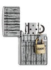 Vue de face briquet Zippo Chrome Brushed avec emblème serrure et petit logo Zippo, ouvert