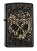 Vue de face 3/4 briquet Zippo noir emblème tête de mort composée de nombreux petits crânes