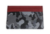 Vue de face porte-cartes long motif camouflage gris et bord supérieur rouge avec logo Zippo