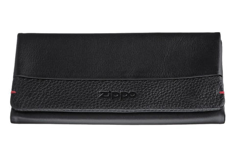 Vue de face blague à tabac en cuir noir avec logo Zippo