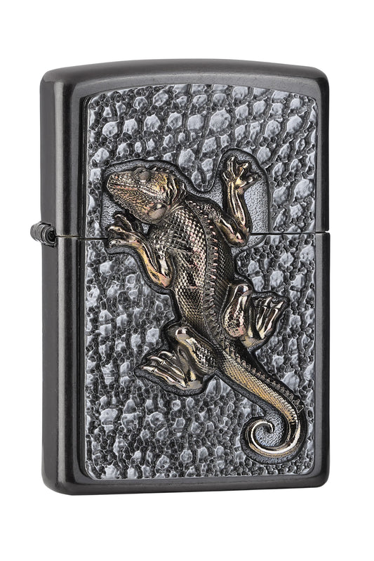 Vue de face 3/4 briquet Zippo gris avec emblème gecko