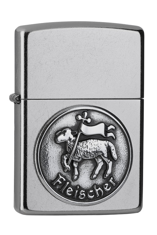Vue de face 3/4 briquet Zippo chromé emblème de la guilde des bouchers