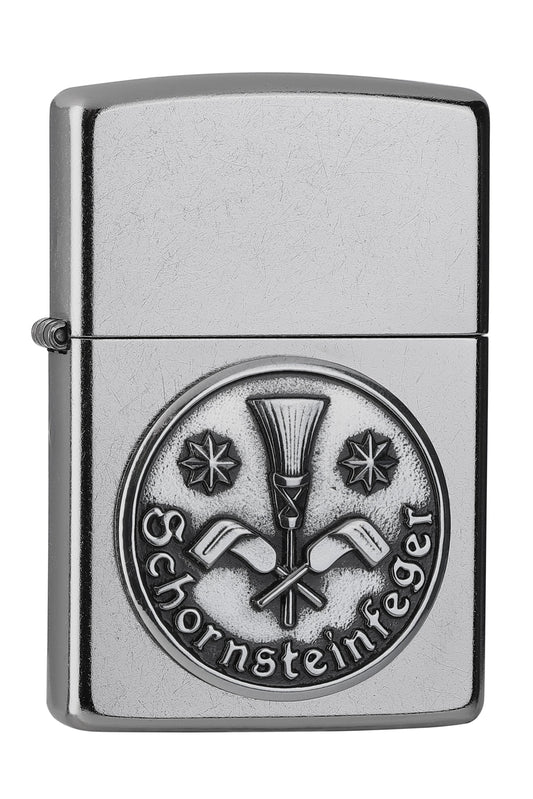 Vue de face 3/4 briquet Zippo chromé emblème de la guilde des ramoneurs