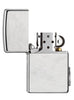 Vue de face briquet Zippo chrome brossé avec mini emblème sur le côté de la flamme Zippo, ouvert