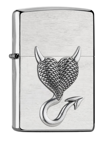 Vue de face 3/4 briquet Zippo chromé emblème cœur avec queue et cornes de diable