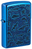 Encendedor Zippo vista frontal ¾ de ángulo en azul de alto brillo con ilustración de criaturas marinas al estilo del arte aborigen