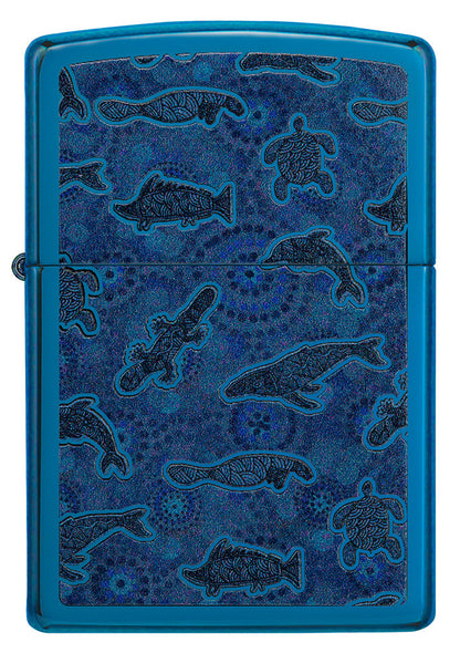 Encendedor Zippo vista frontal en azul de alto brillo con ilustración de criaturas marinas en el estilo del arte aborigen