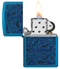 Encendedor Zippo de vista frontal abierto y encendido en azul de alto brillo con ilustración de criaturas marinas al estilo del arte aborigen.