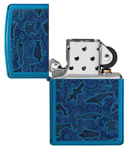 Encendedor Zippo vista frontal abierta en azul de alto brillo con la ilustración de las criaturas del mar en el estilo del arte aborigen